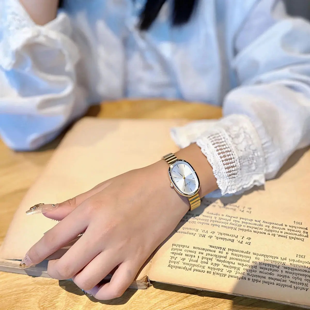 Novo luxo simples ouro mulher relógio elegante oval pequeno mostrador senhoras relógios de pulso moda relógios de quartzo para presente feminino
