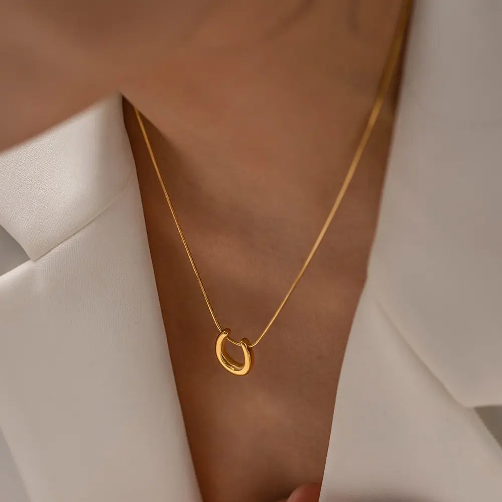 Simples metálico fundido em forma de u pingente colar de aço inoxidável à prova dwaterproof água hipoalergênico na moda charme jóias